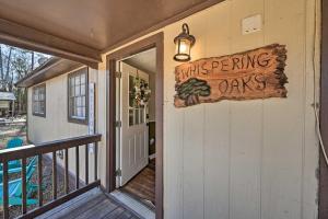 Bassein majutusasutuses Whispering Oaks Broken Bow Cottage Near Hiking! või selle lähedal