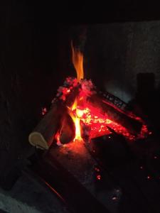 un fuego dentro de un horno con llamas en Cabaña Hurú Zaha en La Consulta