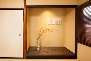um quarto com um vaso com uma planta em Rinn Tofukuji Kamogawa em Quioto