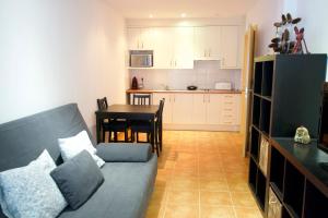 sala de estar con sofá, mesa y cocina en Apartamento Supermolina Esquí, en La Molina