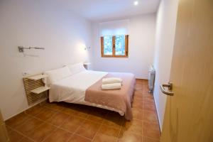 1 dormitorio con 1 cama con 2 toallas en Apartamento Supermolina Esquí en La Molina Alp