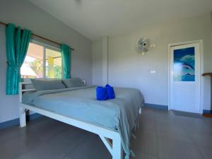 Postel nebo postele na pokoji v ubytování บ้านตาผ่าน โฮมสเตย์
