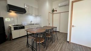 石垣島的住宿－rupo green，一间厨房,里面摆放着一排凳子