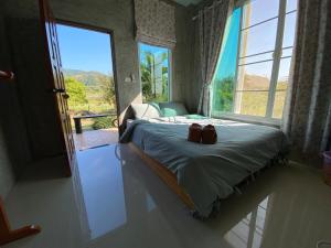 Postel nebo postele na pokoji v ubytování บ้านตาผ่าน โฮมสเตย์