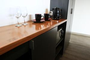 a kitchen counter with two wine glasses on it at CASA NEGRA SANTO DOMINGO in Santo Domingo