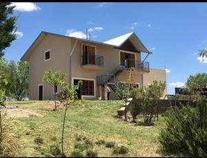 une grande maison sur une colline avec dans l'établissement Casa de Campo, à San Rafael