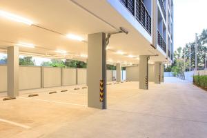 un grand bâtiment vide avec colonnes dans un parking dans l'établissement CHANAPAT APARTMENT, à Chiang Mai