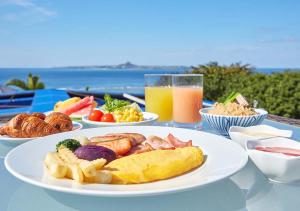 Royal View Hotel Churaumi في موتوبو: طاولة عليها صحن من المواد الغذائية والمشروبات