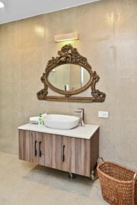 A bathroom at Mulberry Farms - Luxury Villa with Private Pool