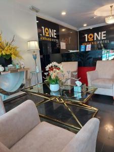 un salón con sillas y una mesa con flores. en ONE AMPANG HOTEL en Ampang