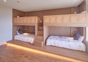 Кровать или кровати в номере Royal View Hotel Churaumi