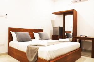 Postel nebo postele na pokoji v ubytování Marakolliya Beach Resort