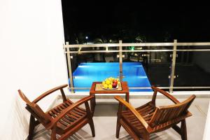 Bazén v ubytování Marakolliya Beach Resort nebo v jeho okolí