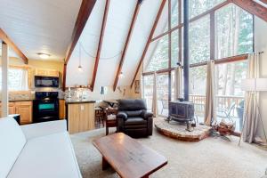 salon z kanapą i kuchenką w obiekcie Cozy Cabin Retreat w mieście South Lake Tahoe
