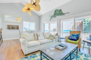 sala de estar con sofá y mesa en The Great Marlin en Clearwater Beach