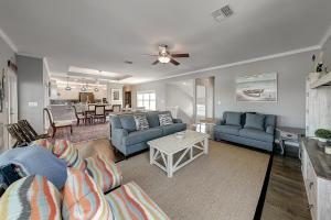 Una sala de estar con dos sofás azules y una mesa. en 47 Curlew Drive, en Rockport