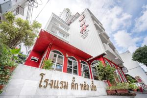 a red building with the words isanish am train die at Talakkia Boutique Hotel in Bangkok