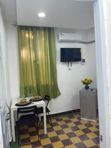 TV a/nebo společenská místnost v ubytování Habitación Independiente Zona Colonial