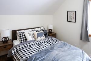 sypialnia z łóżkiem z czarno-białymi poduszkami w obiekcie Alpine Trails Lodge w mieście Snoqualmie Pass