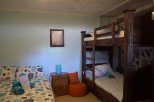 Двох'ярусне ліжко або двоярусні ліжка в номері Guesthouse Casa Lapa