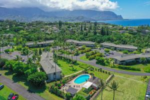 - une vue aérienne sur un complexe avec un parc dans l'établissement Alii Kai Resort #5102, à Princeville