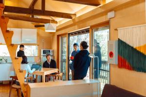 un grupo de personas en una habitación con una mesa en ROKKONOMAD, en Kobe