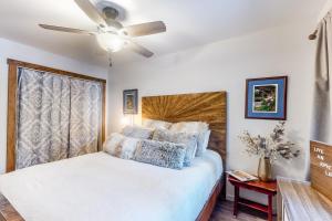 - une chambre avec un grand lit et un ventilateur de plafond dans l'établissement Copper Valley 107, à Copper Mountain