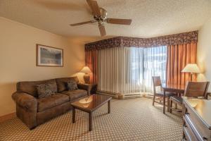 een woonkamer met een bank en een tafel bij Grand Lodge Condo in the Heart of Mt CB condo in Crested Butte