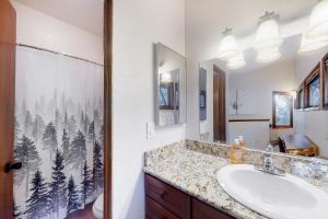 een badkamer met een wastafel en een spiegel bij Style Near the Slopes in Vail