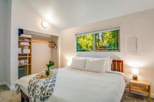 um quarto com uma cama branca e uma janela em Sugarpine Retreat em Bellingham