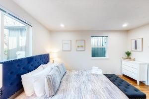a living room with a blue headboard and a couch at Pearl Place in Eugene
