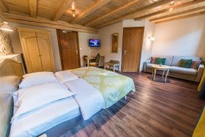 Gallery image of H&ocirc;tel Au Lion in Ribeauvill&eacute;