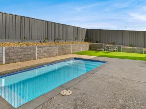 een zwembad voor een gebouw bij Castaway Views in San Remo