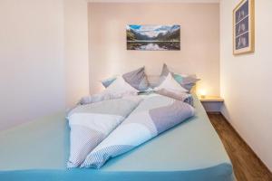 łóżko z poduszkami w pokoju w obiekcie Wieseneck I - Apartment in Fügen w mieście Fügen