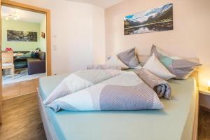 Łóżko lub łóżka w pokoju w obiekcie Wieseneck I - Apartment in Fügen