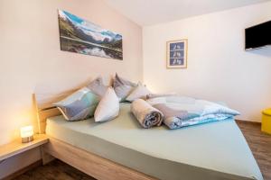 sypialnia z łóżkiem i poduszkami w obiekcie Wieseneck I - Apartment in Fügen w mieście Fügen
