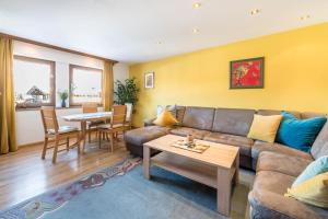 ein Wohnzimmer mit einer Couch und einem Tisch in der Unterkunft Wieseneck ii - Apartment in Fügen in Fügen