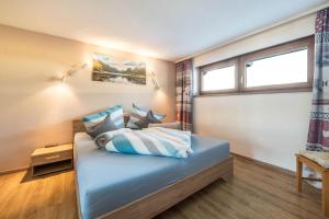 Ein Bett oder Betten in einem Zimmer der Unterkunft Wieseneck ii - Apartment in Fügen