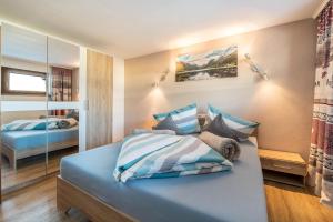 Ein Bett oder Betten in einem Zimmer der Unterkunft Wieseneck ii - Apartment in Fügen