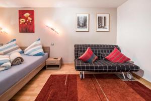 ein Wohnzimmer mit einem Sofa und bunten Kissen in der Unterkunft Wieseneck ii - Apartment in Fügen in Fügen