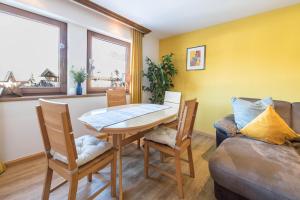 Ein Sitzbereich in der Unterkunft Wieseneck ii - Apartment in Fügen