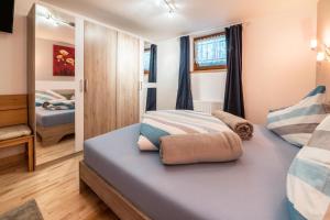 Ein Bett oder Betten in einem Zimmer der Unterkunft Wieseneck ii - Apartment in Fügen