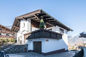 ein Haus mit einem Weihnachtsbaum darüber in der Unterkunft Wieseneck ii - Apartment in Fügen in Fügen