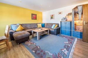 Ein Sitzbereich in der Unterkunft Wieseneck ii - Apartment in Fügen