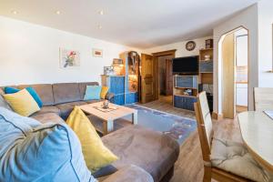 ein Wohnzimmer mit einer Couch und einem Tisch in der Unterkunft Wieseneck ii - Apartment in Fügen in Fügen