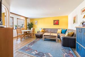 Ein Sitzbereich in der Unterkunft Wieseneck ii - Apartment in Fügen