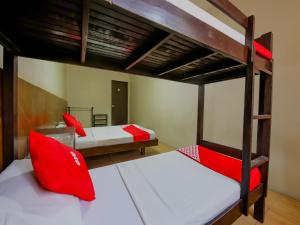Un pat sau paturi într-o cameră la Super OYO 841 Metro Deluxe Residences