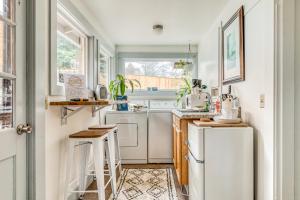 Küche/Küchenzeile in der Unterkunft Cascade Cabana & Home