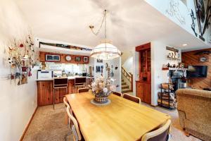 eine Küche und ein Esszimmer mit einem Holztisch und Stühlen in der Unterkunft Stratton Hideway in Stratton