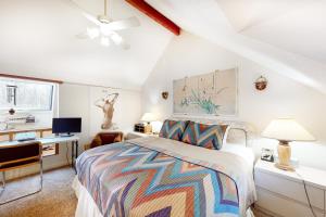 ein Schlafzimmer mit Bett, Schreibtisch und Fenster in der Unterkunft Stratton Hideway in Stratton